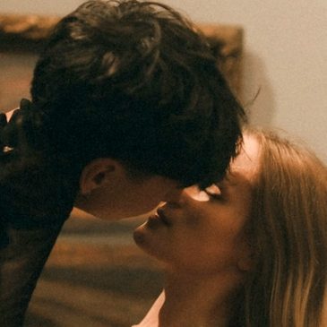 What’s the plot of Women Beware Women?